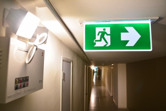 A imagem mostra uma luz de emergência num corredor