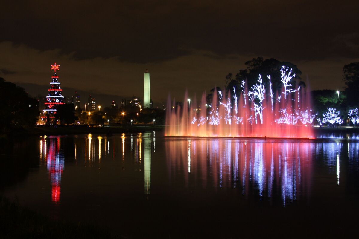Parque Ibirapuera enfeitado com árvore e luzes de natal