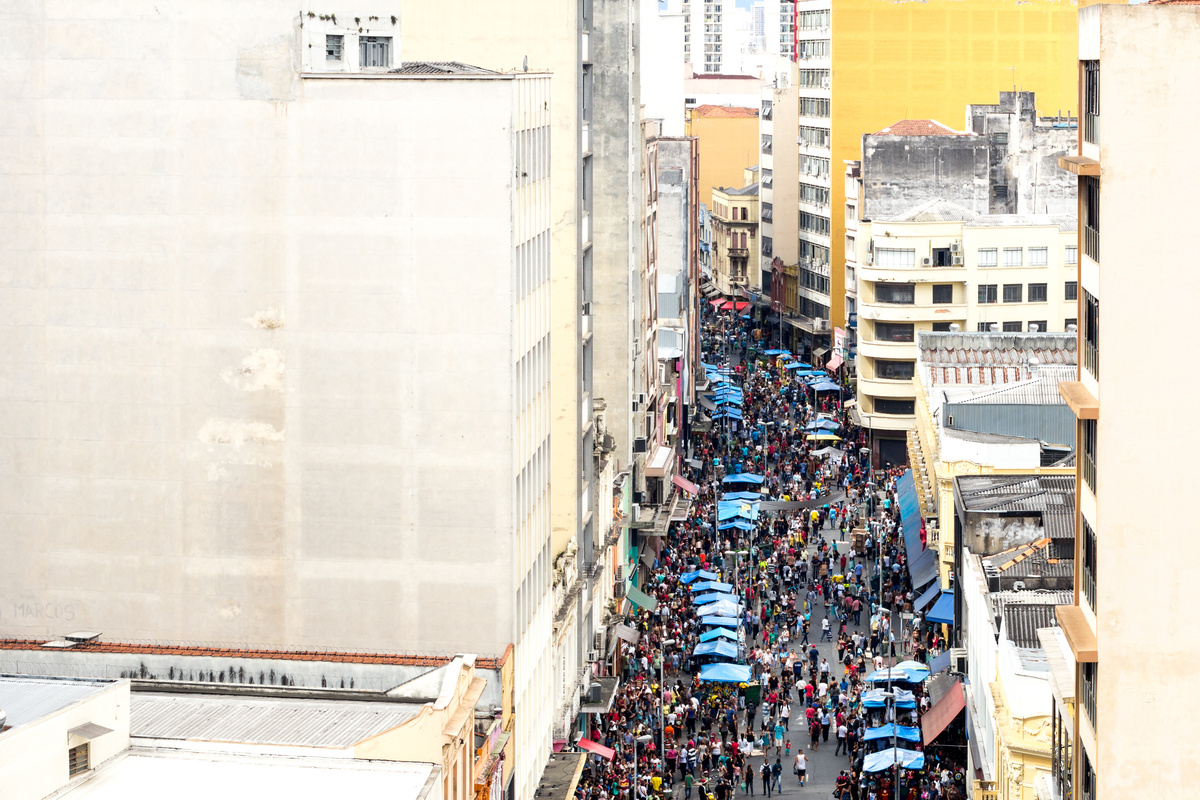 Rua 25 de Março no centro de São Paulo com muito movimento