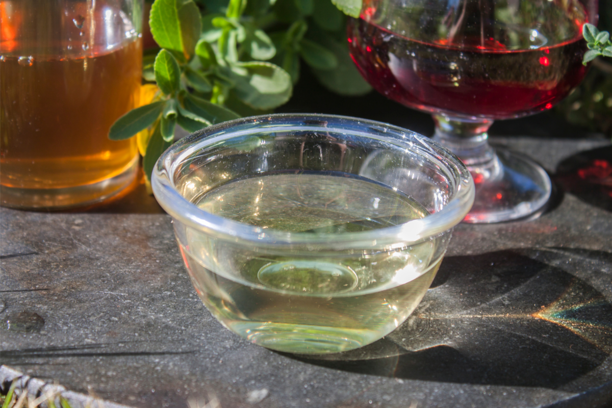 recipiente de vidro com vinagre branco dentro