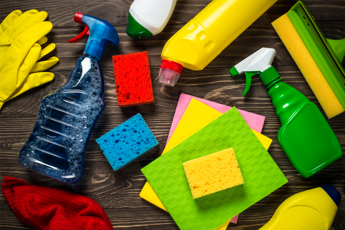 Vários e diferentes produtos de limpeza