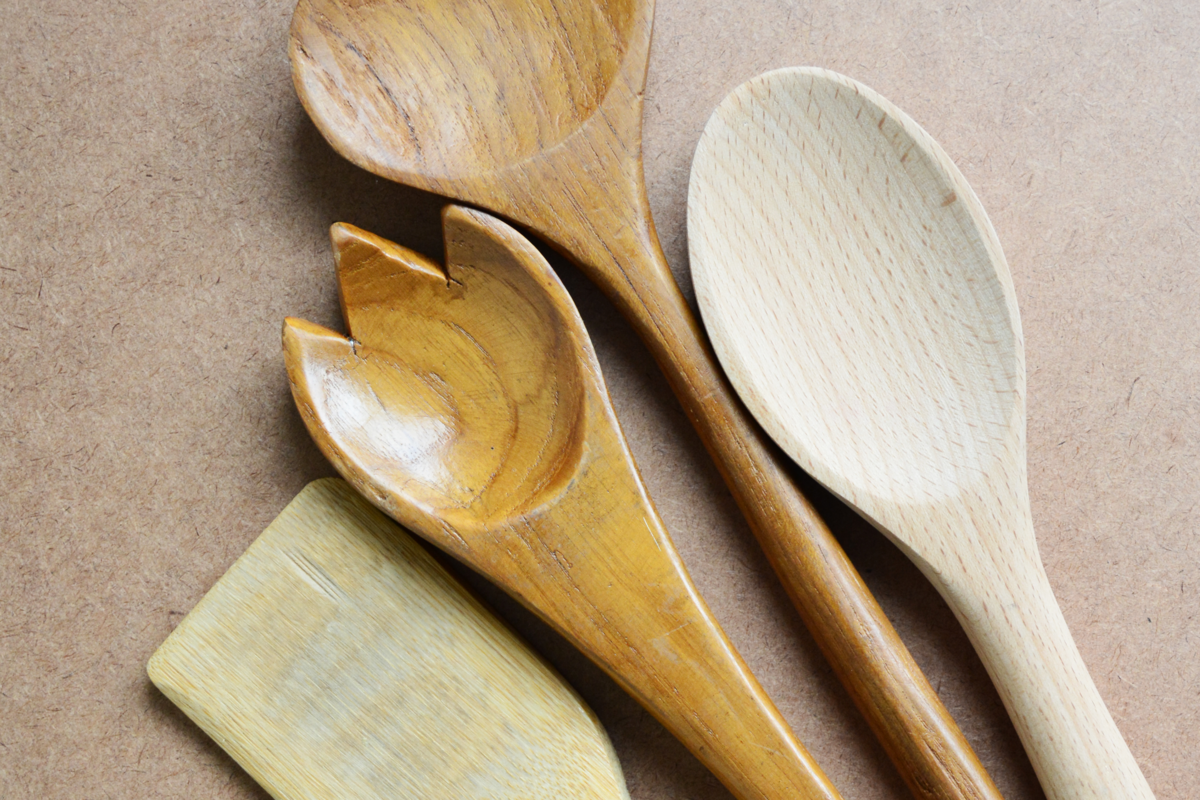 Conchas de madeira e utensílios de cozinha de madeira 