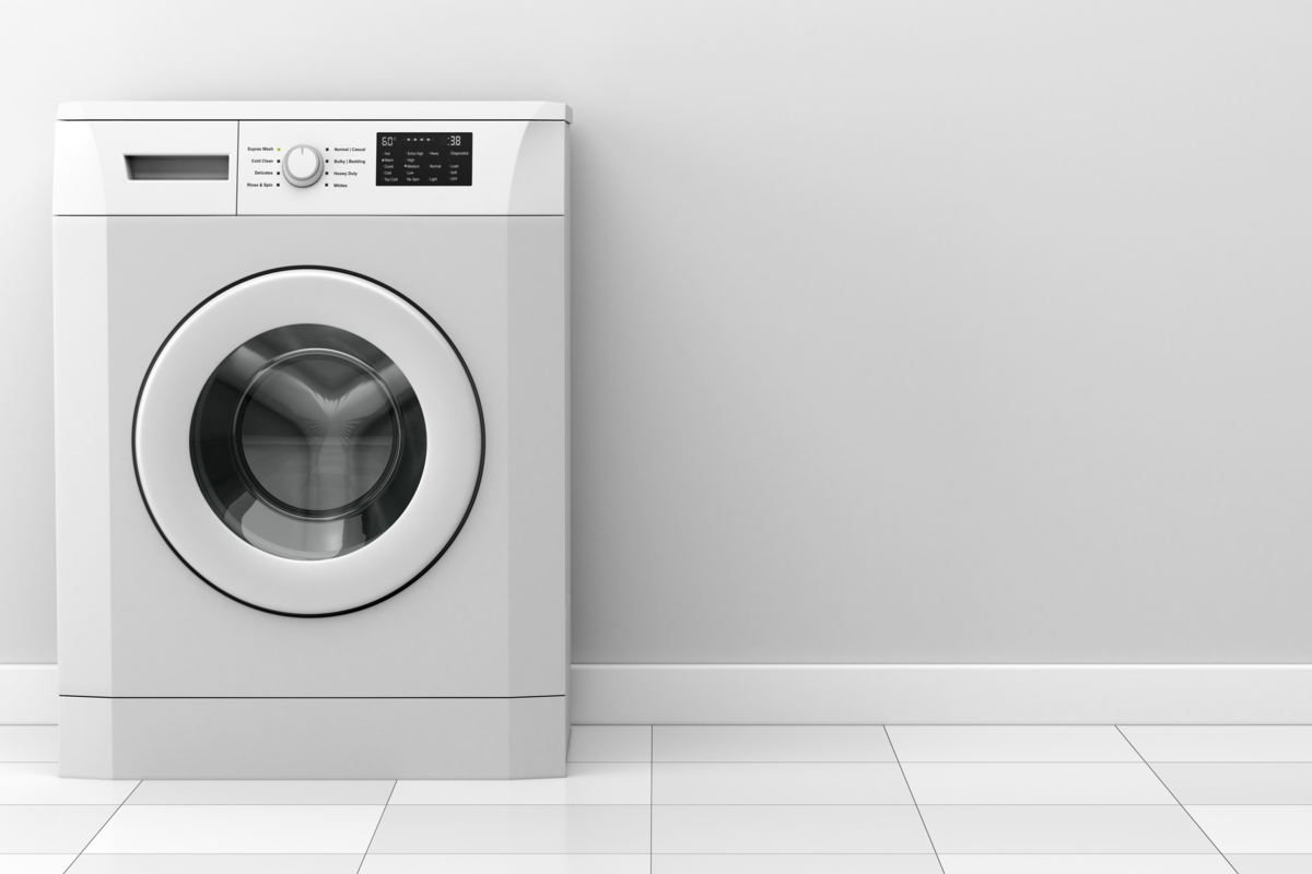 Moderna máquina de lavar roupa em frente a parede branca