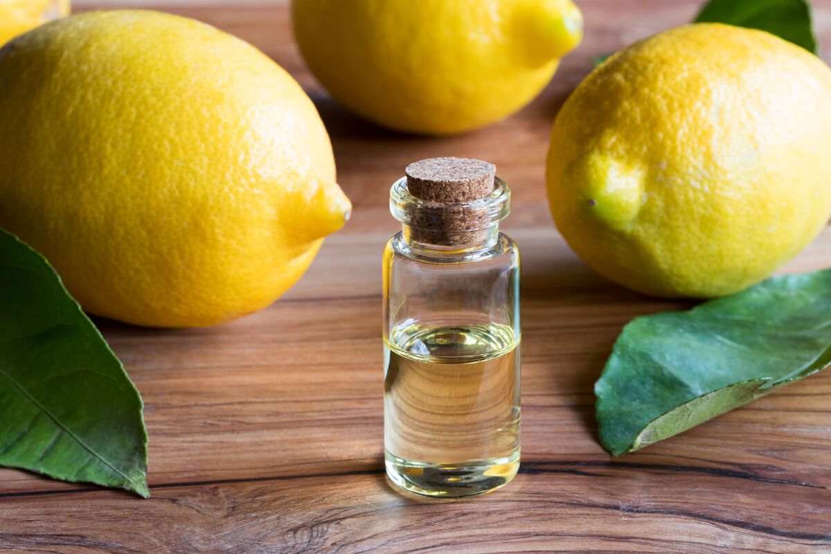 Pote com óleo essencial de limão