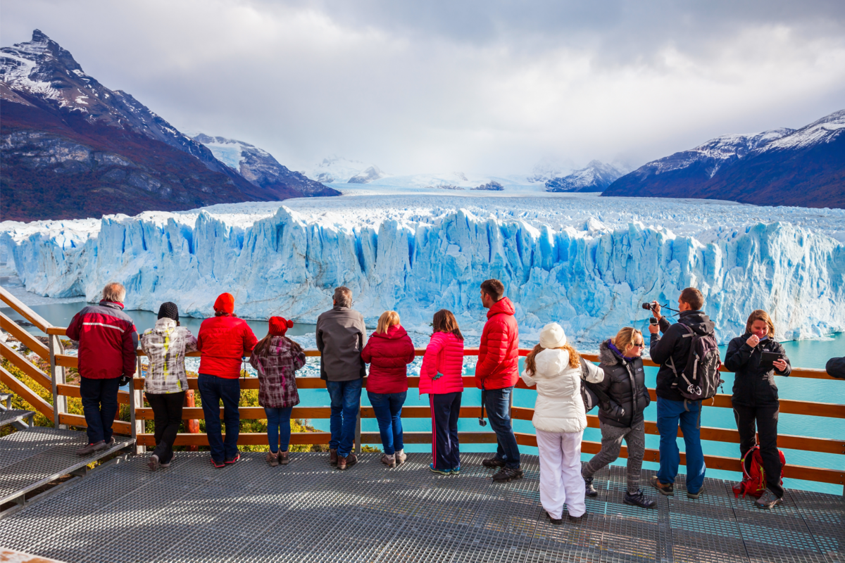 Turistas tirando foto da Geleira Perito Moreno