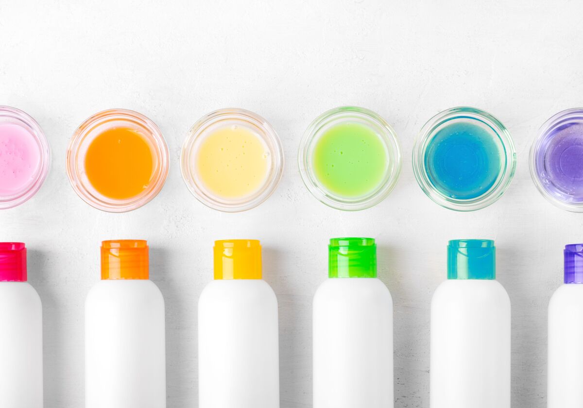 Recipientes brancos com produtos líquidos coloridos