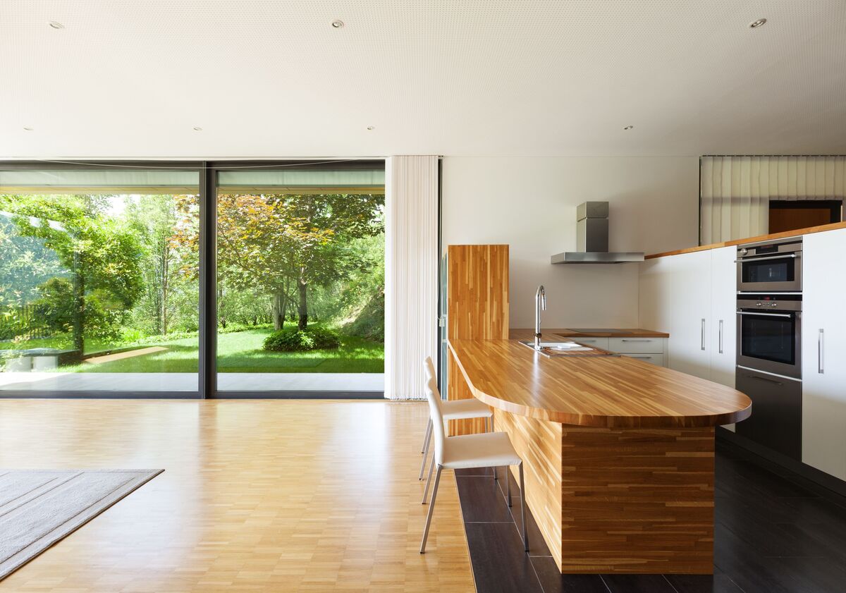 cozinha de conceito aberto com móveis de madeira