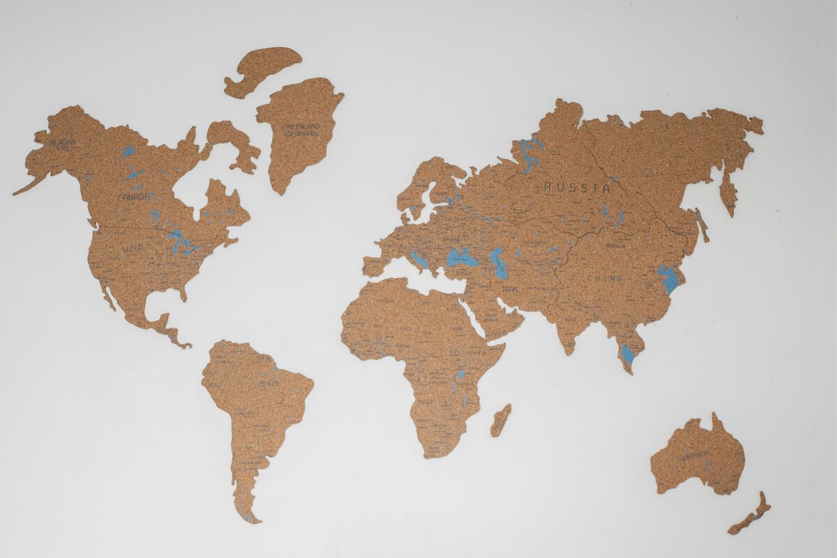 Papel de parede de mapa mundi marrom claro com alguns países em azul