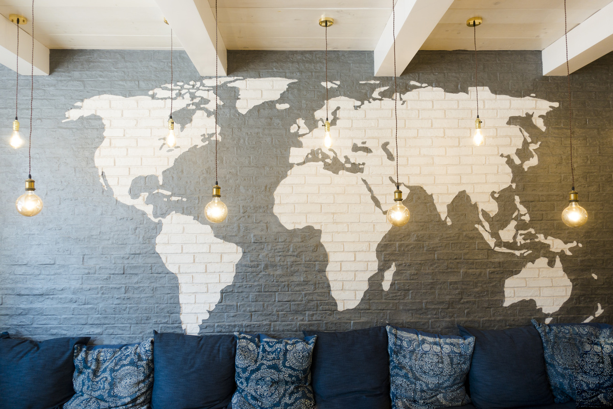 Papel de parede de mapa mundi cinza escuro e branco em sala de estar