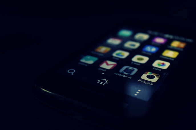 Celular preto com a tela aberta em um aplicativo
