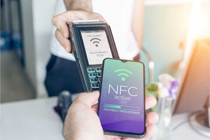Celular pagando através do NFC