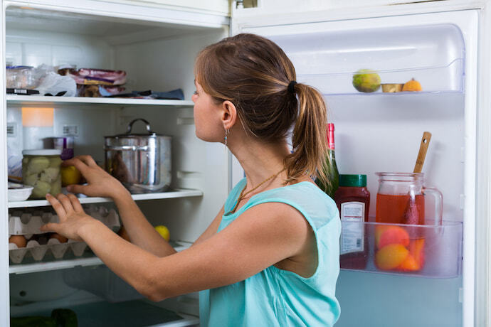 mulher limpando geladeira inverse