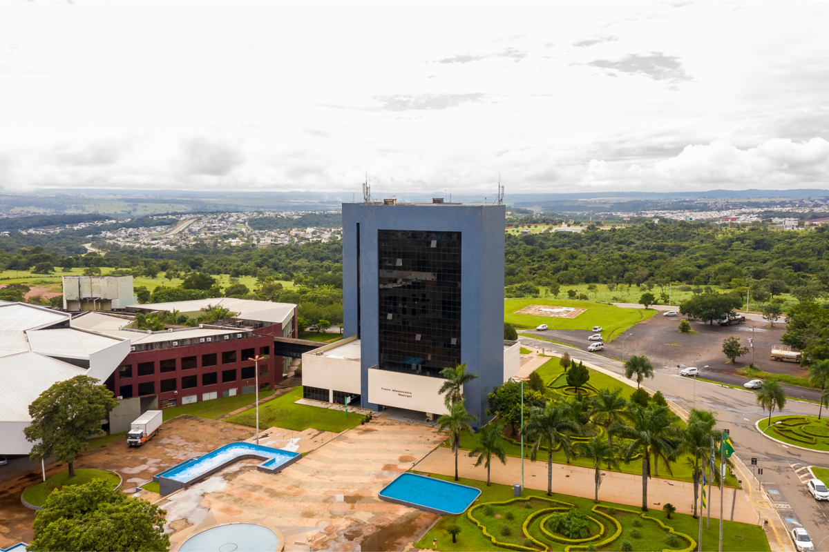 Cidade de Goiás vista por cima com prédios e parques
