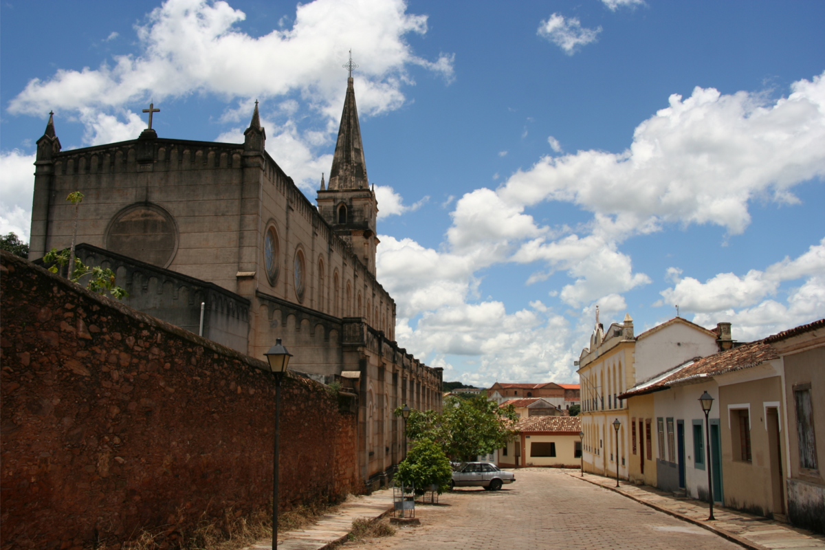 Uma rua com casas antigas em Goiás