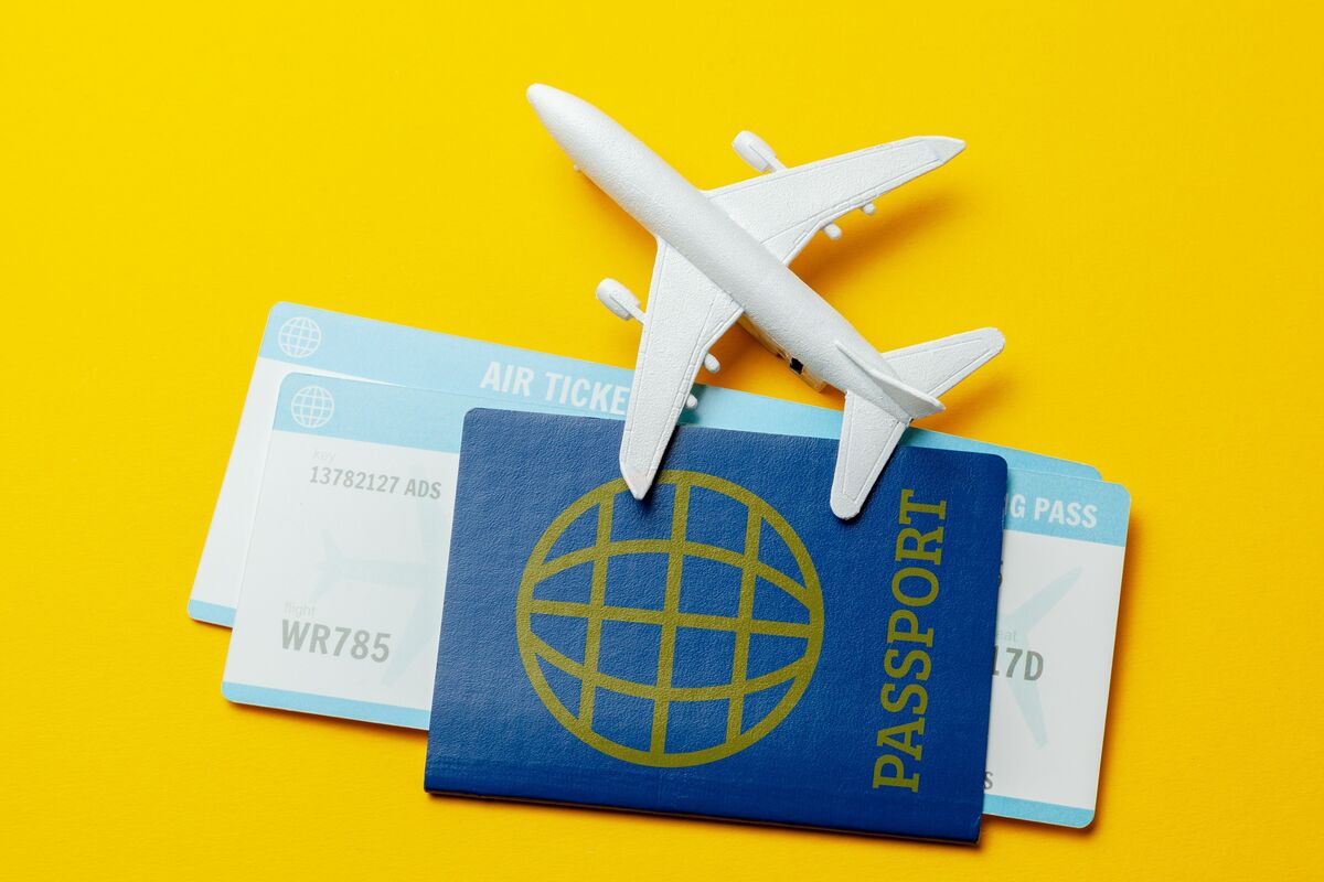 Passaporte junto com uma miniatura de avião