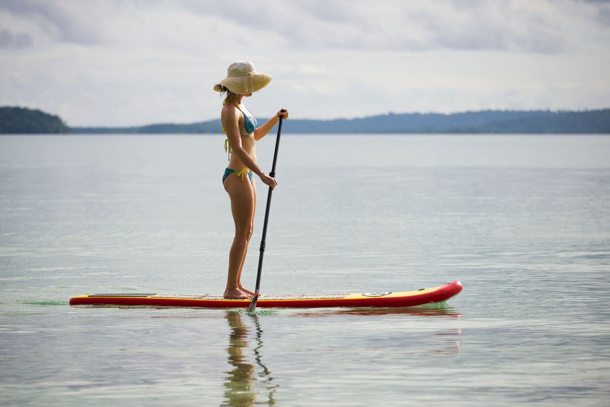 Mulher praticando paddle boarding