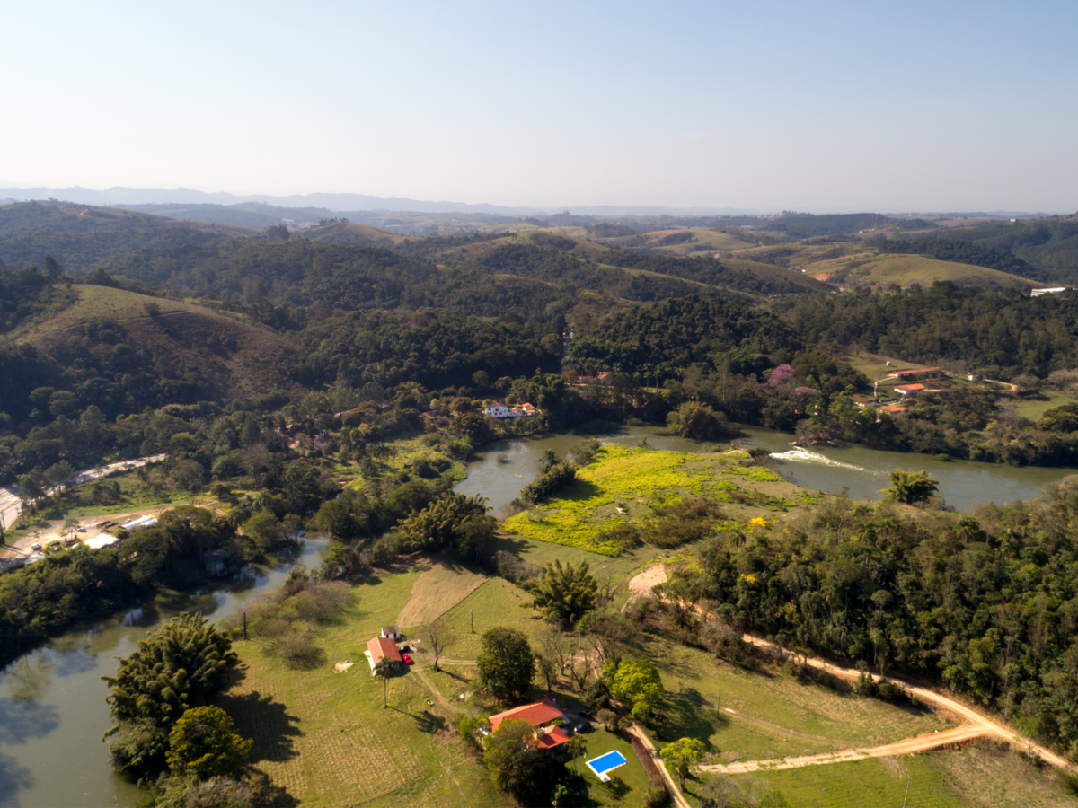Vista aérea de rio e região com mata em Guararema SP