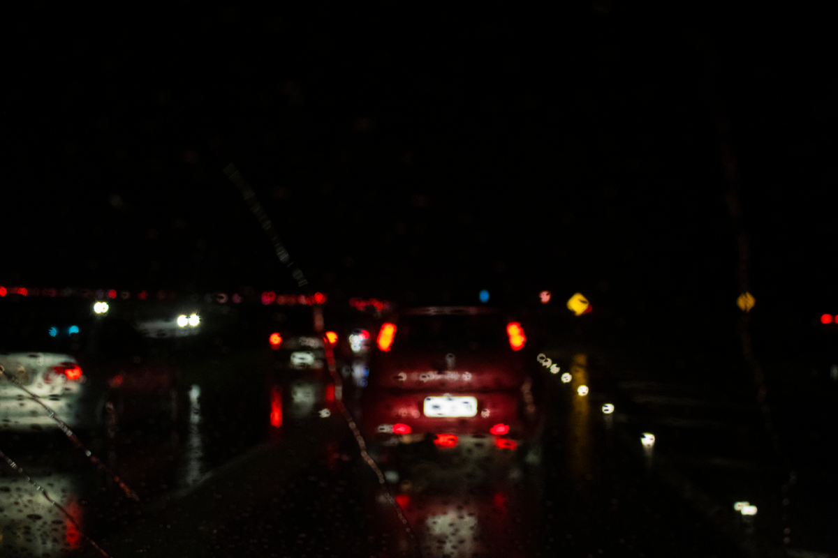 Carros na Rodovia Presidente Dutra em noite chuvosa