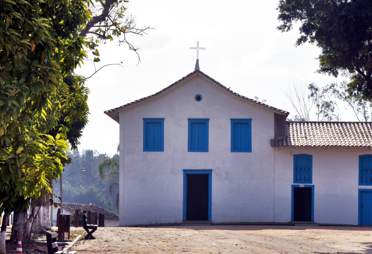 Fachada branca e azul da Igreja Nossa Senhora da Escada