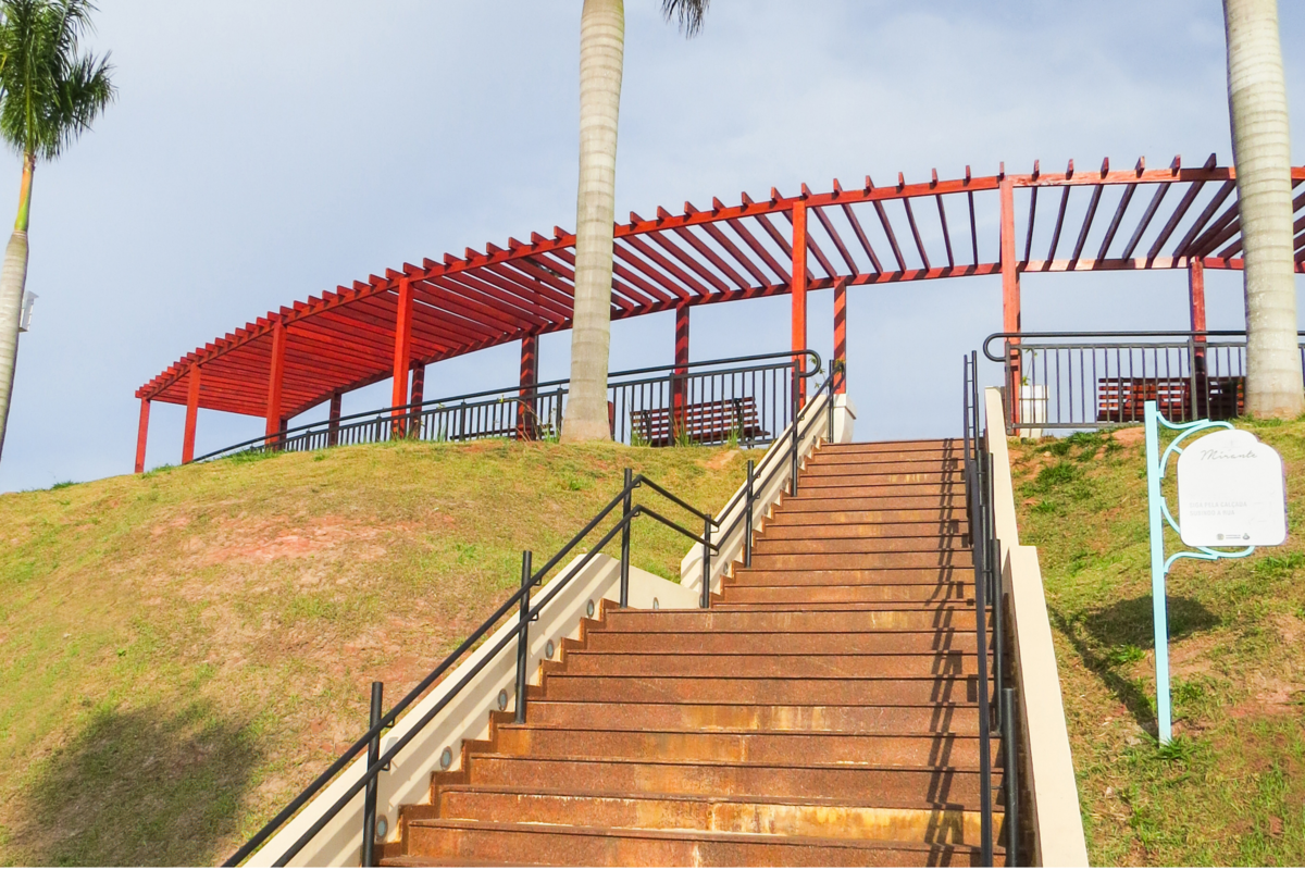 Escadaria que leva ao Mirante Prefeito Gerbasío Marcelino, onde se vê uma estrutura vermelha de ferro