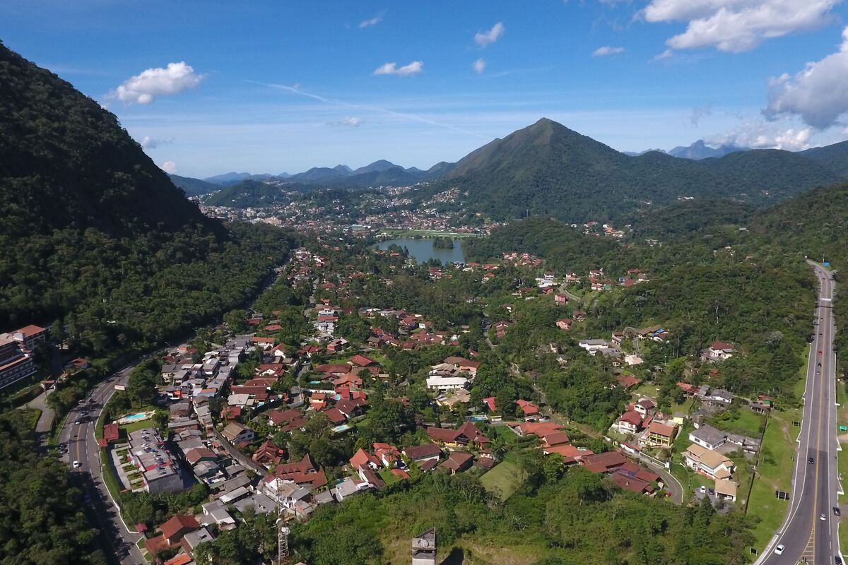 Vista aérea da cidade e das montanhas de Teresópolis