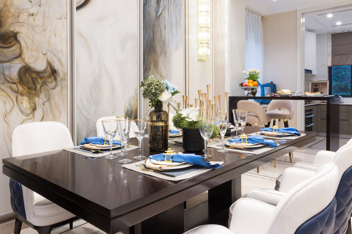 Uma sala de jantar moderna com mesa marrom e cadeiras brancas