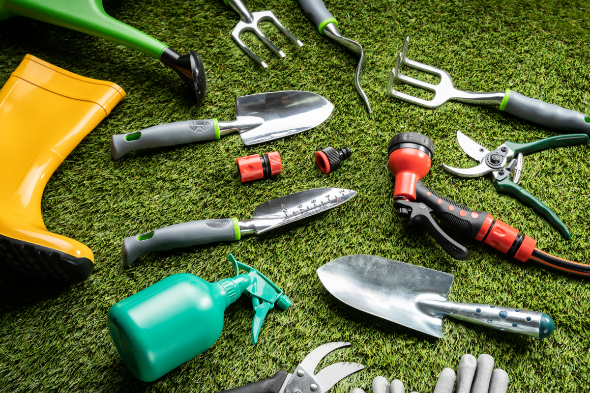 Várias ferramentas de jardinagem colocadas na grama
