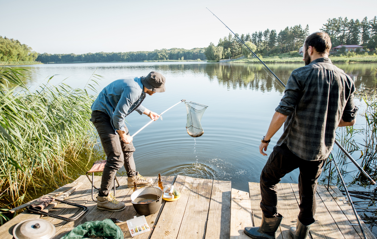 Pescadores capturando peixe com rede