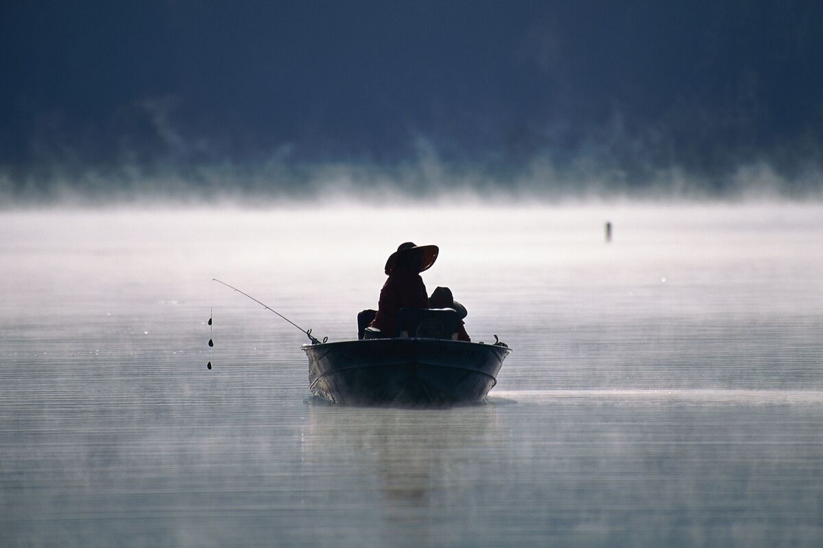 Pessoa pescando em barco