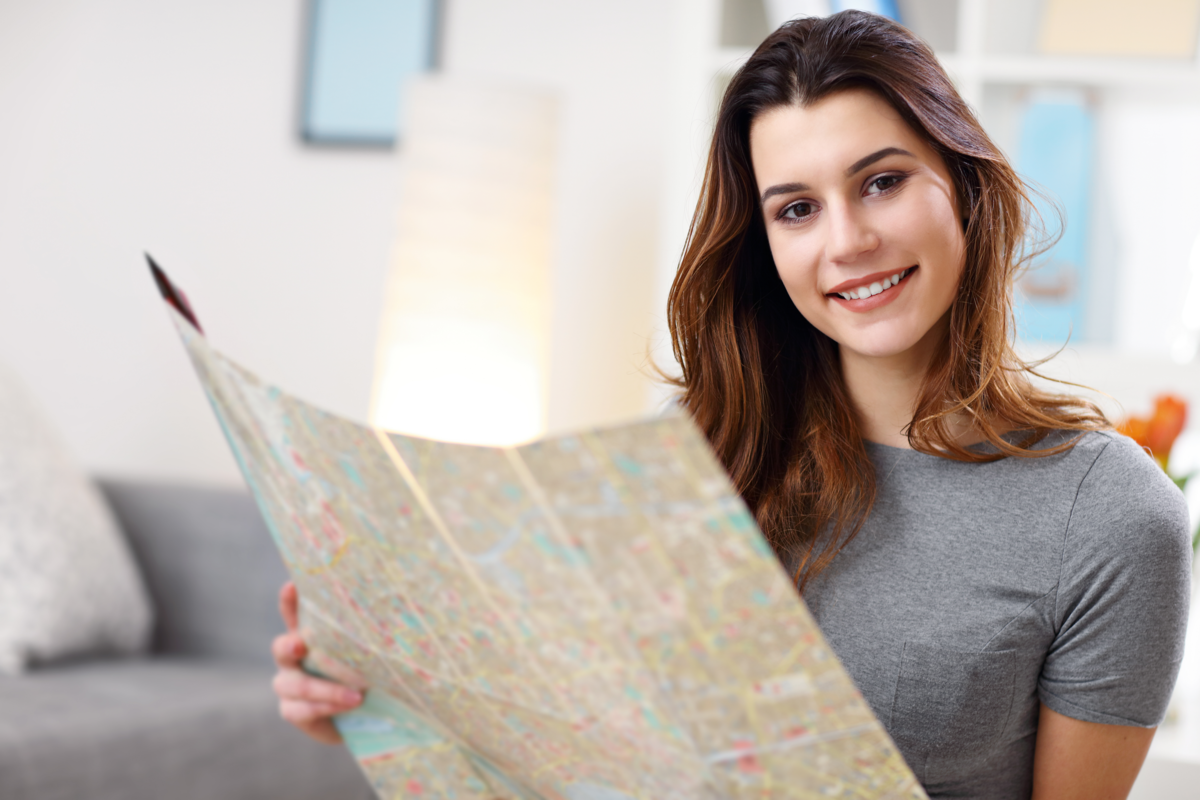 Mulher com mapa em casa planejamento uma viagem