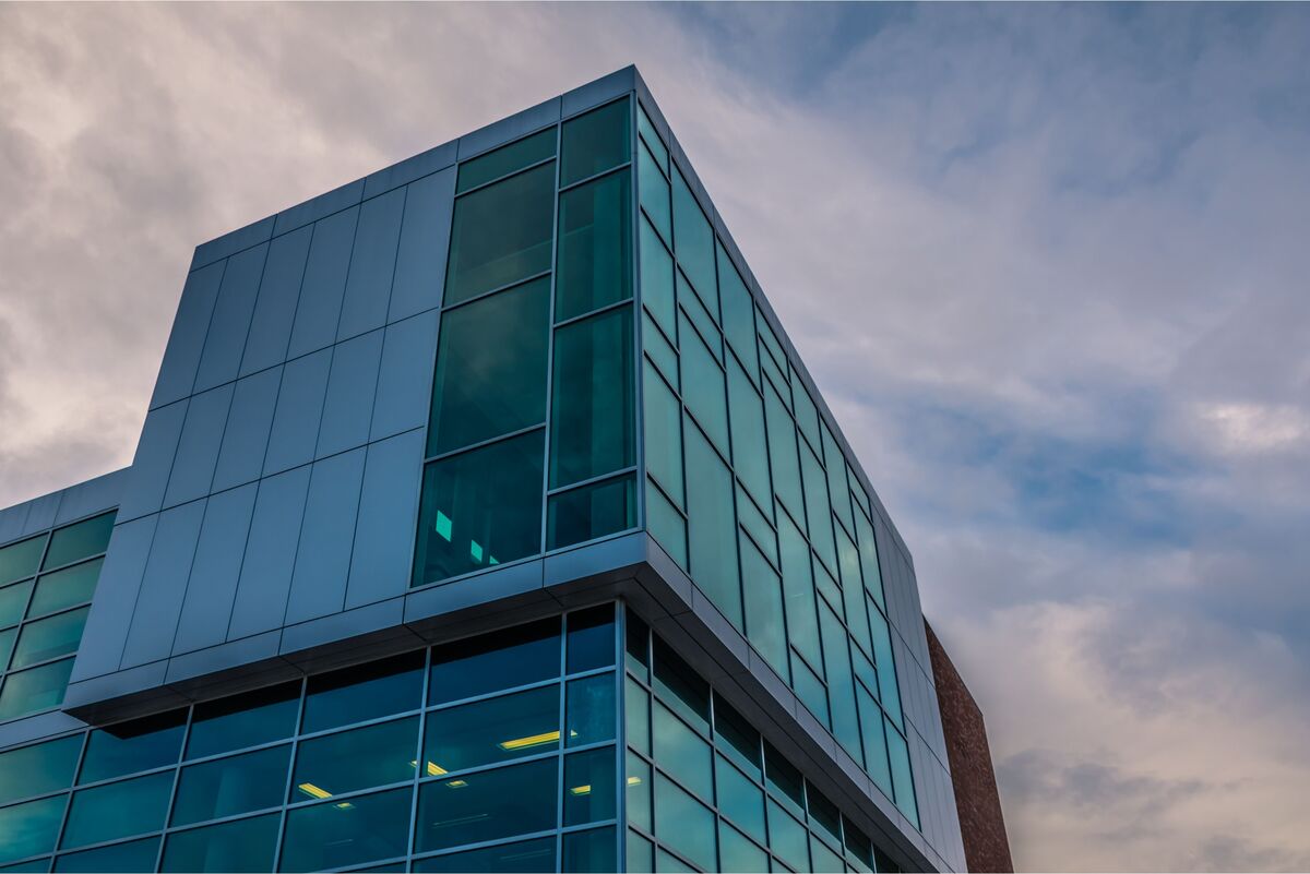 Edifício com fachada de vidro 