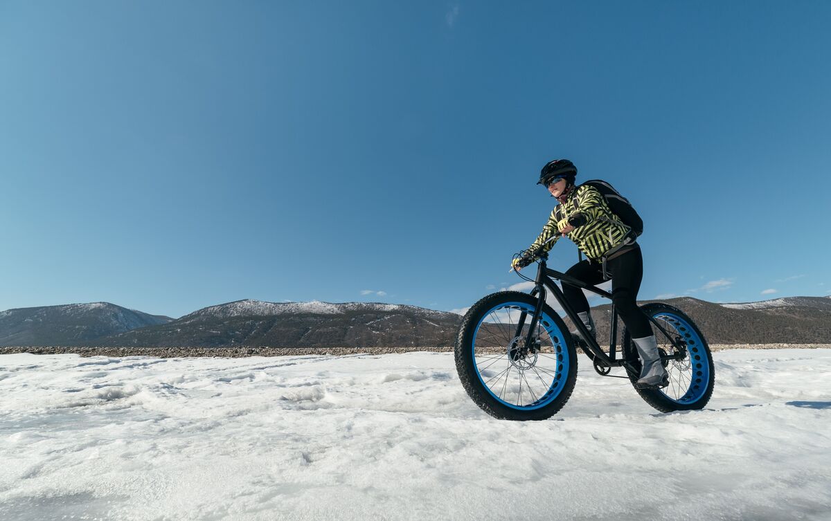 Ciclista na neve com fatbike