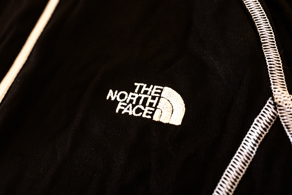 Uma blusa preta bem próxima e escrita The North Face