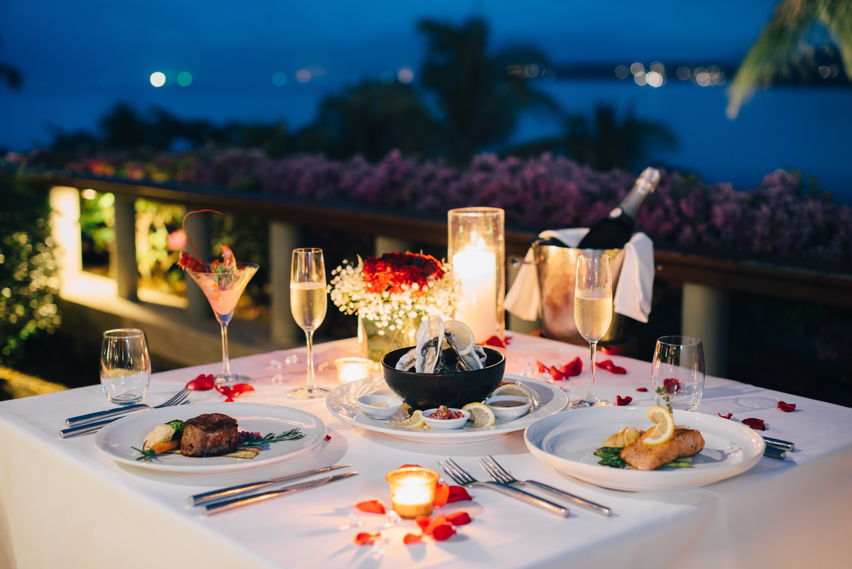 Decoração de mesa de jantar romântica 