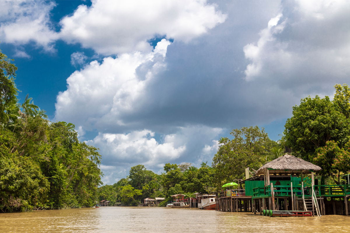 Panorama de um rio localizado em Ilha do Combu com casas de madeira