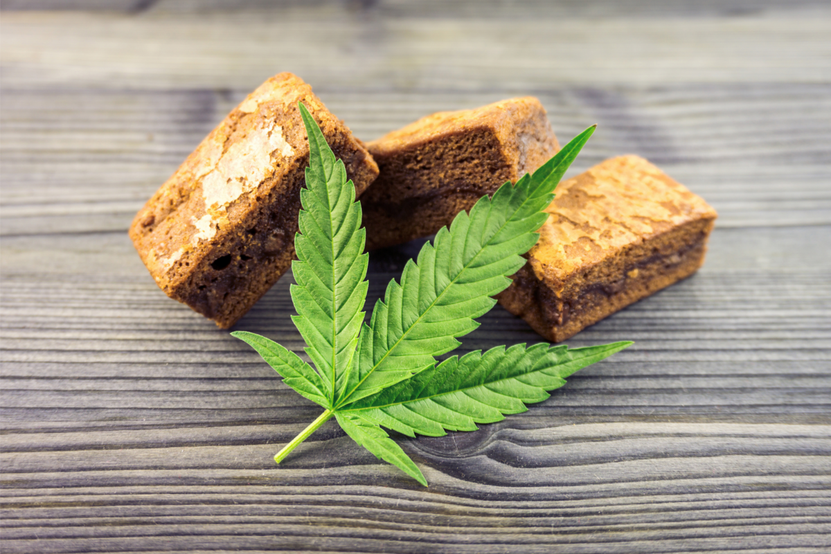 Brownies de haxixe de Cannabis com folha de Cannabis na mesa.