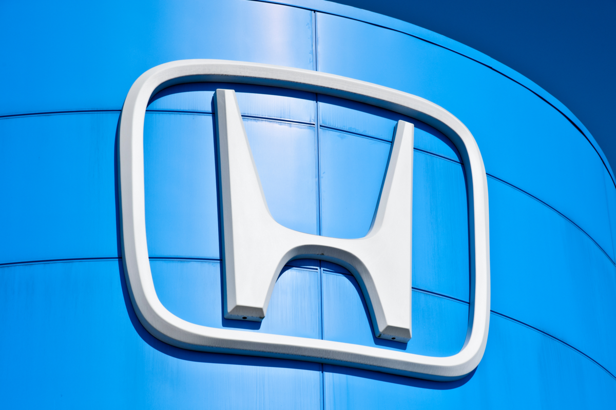 Logotipo gigante da Honda na vitrine da concessionária.