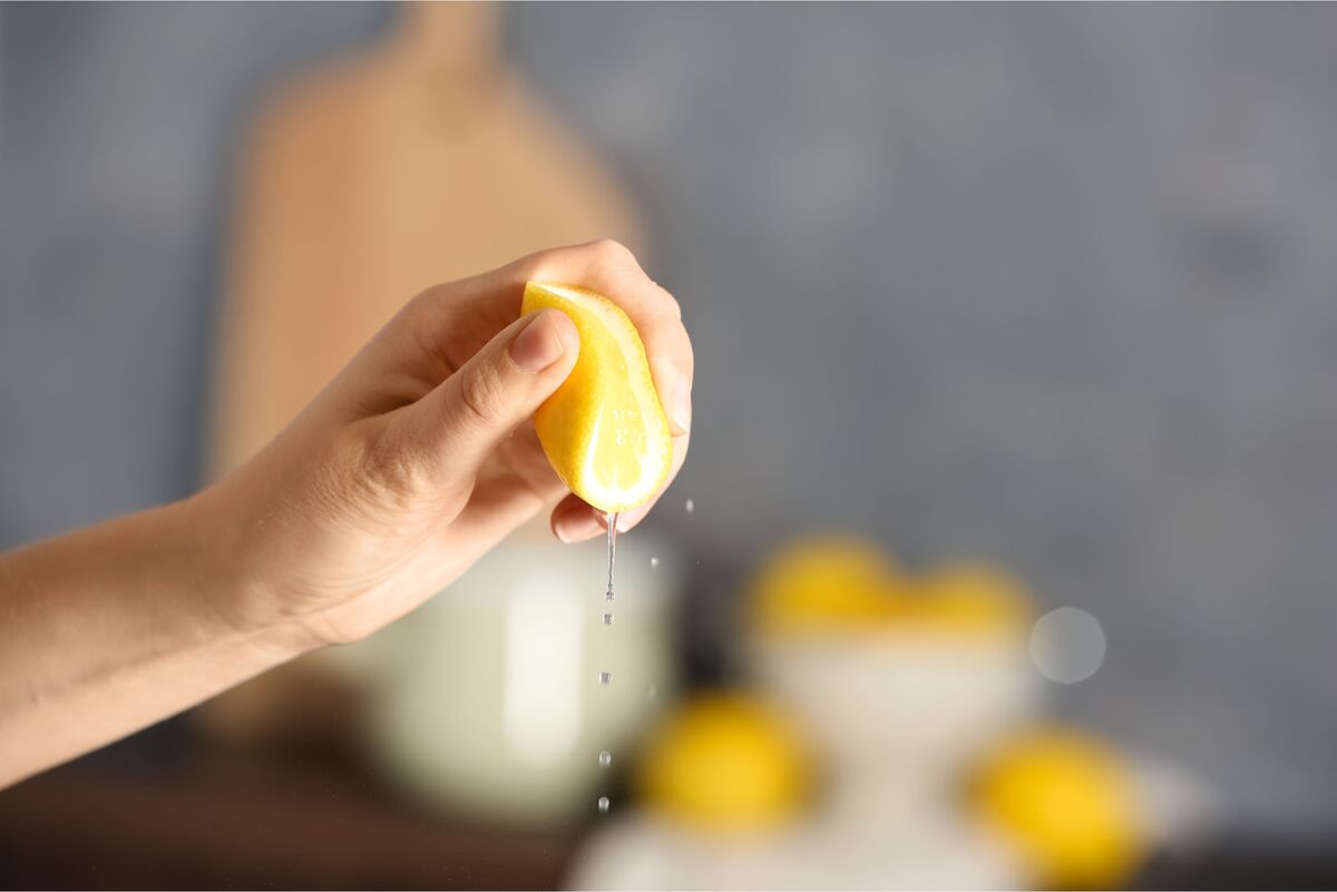 Espremendo limão