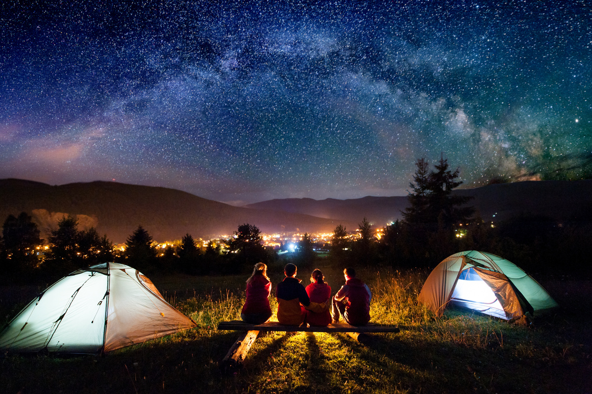 Pessoas acampando de noite