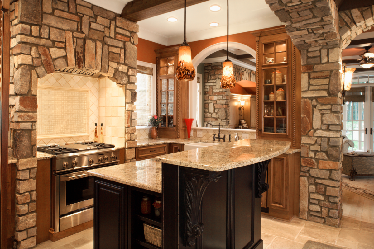 Interior da cozinha com detalhes em pedra em uma casa.