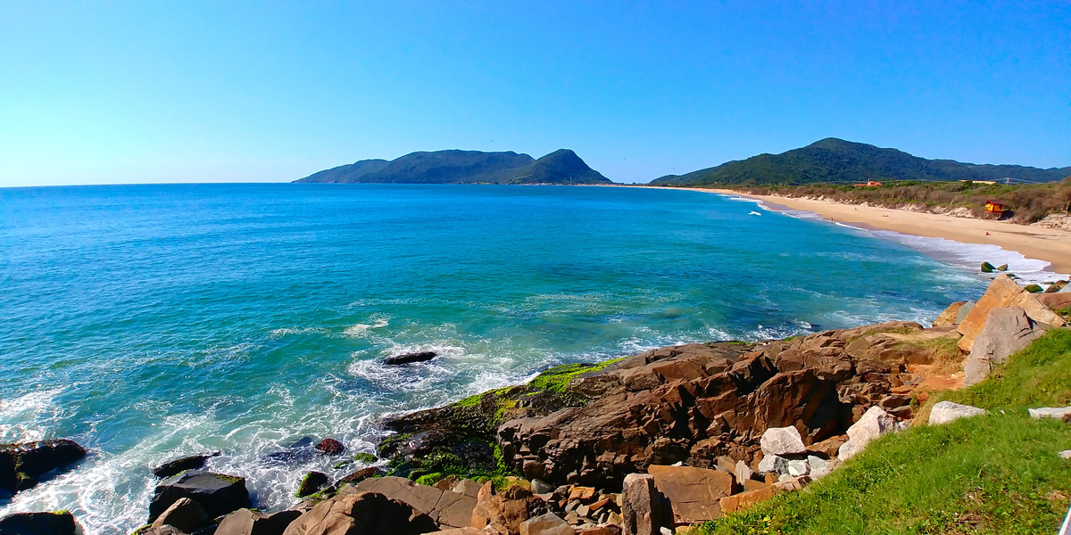 Praia vazia em Florianópolis 