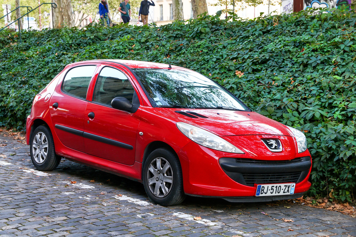 Um Peugeot 206 vermelho estacionado