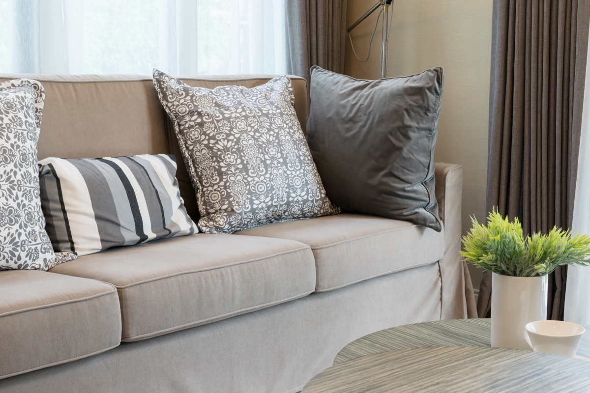 Um sofá com tecido Tweed da cor marrom claro