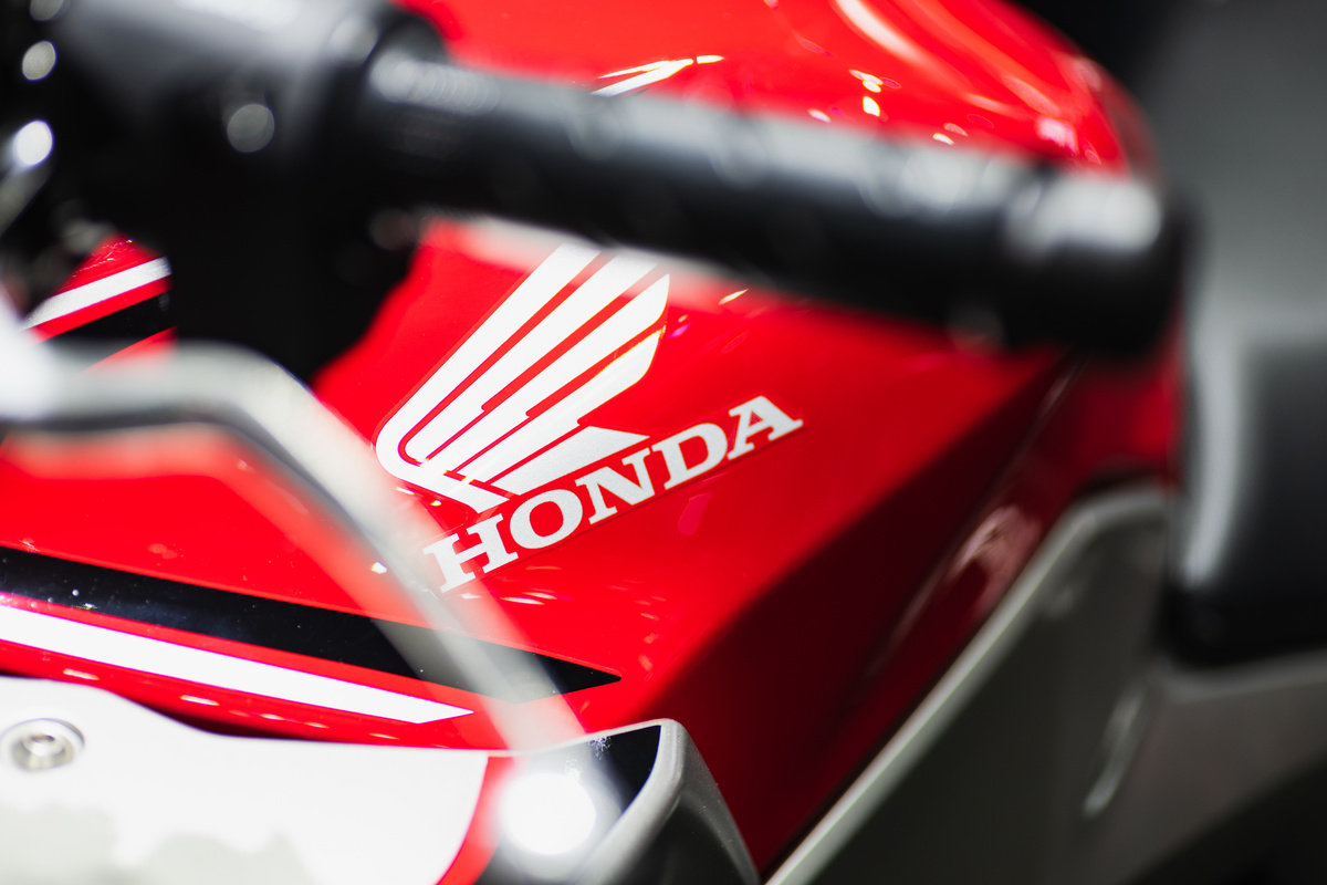Uma moto bem de perto com a logo da Honda
