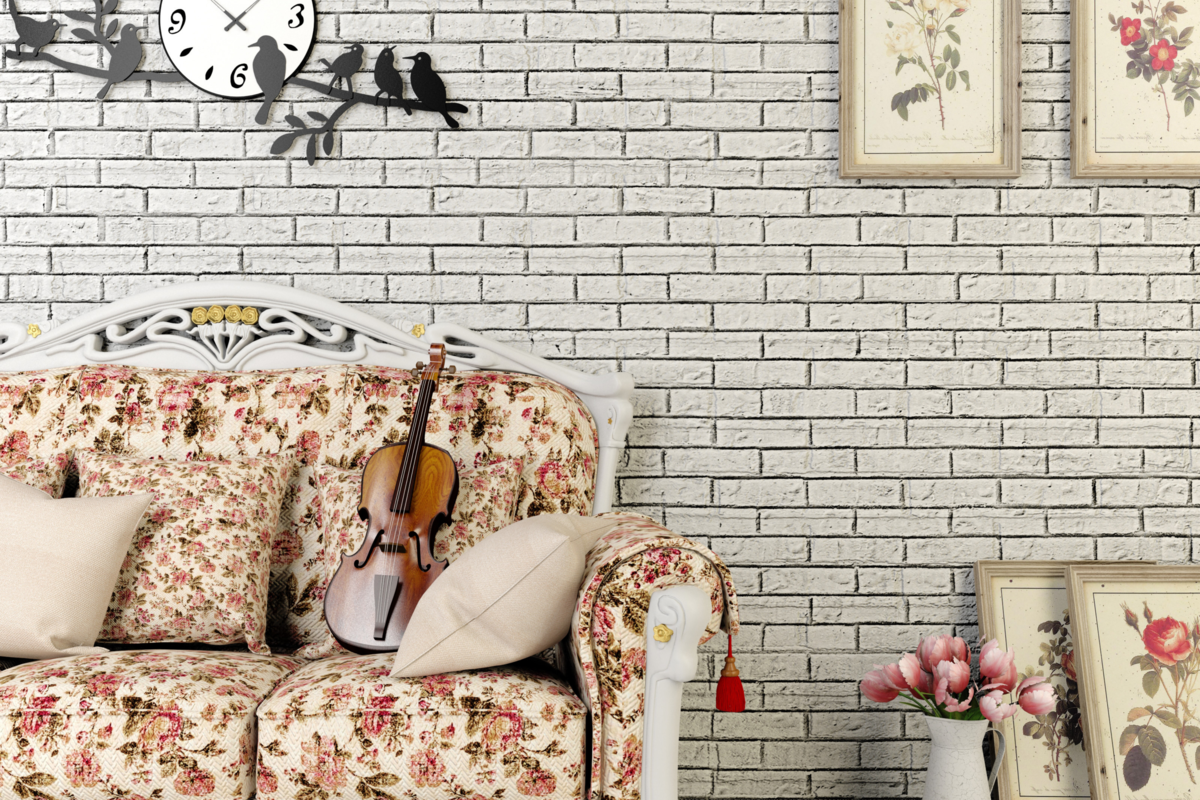 Sala de estar com parede de tijolos e sofá floral em estilo vintage.