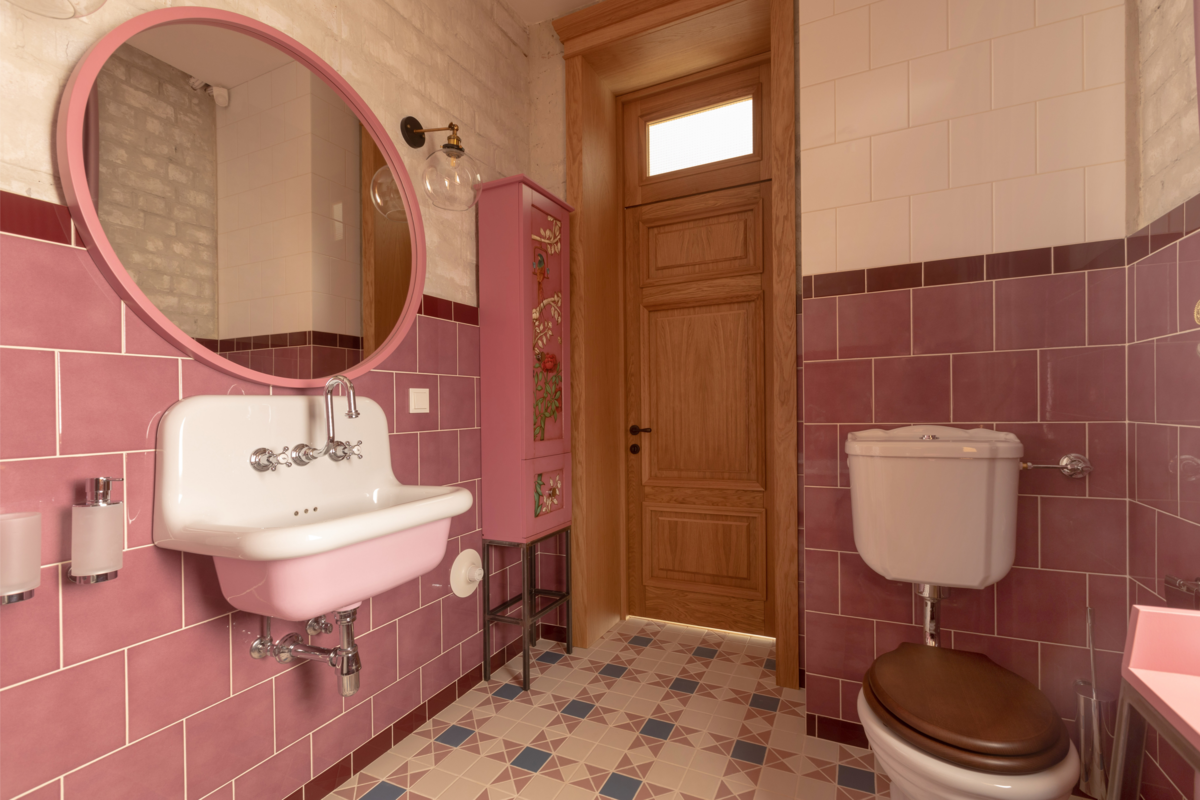 Banheiro vintage na cor rosa claro.