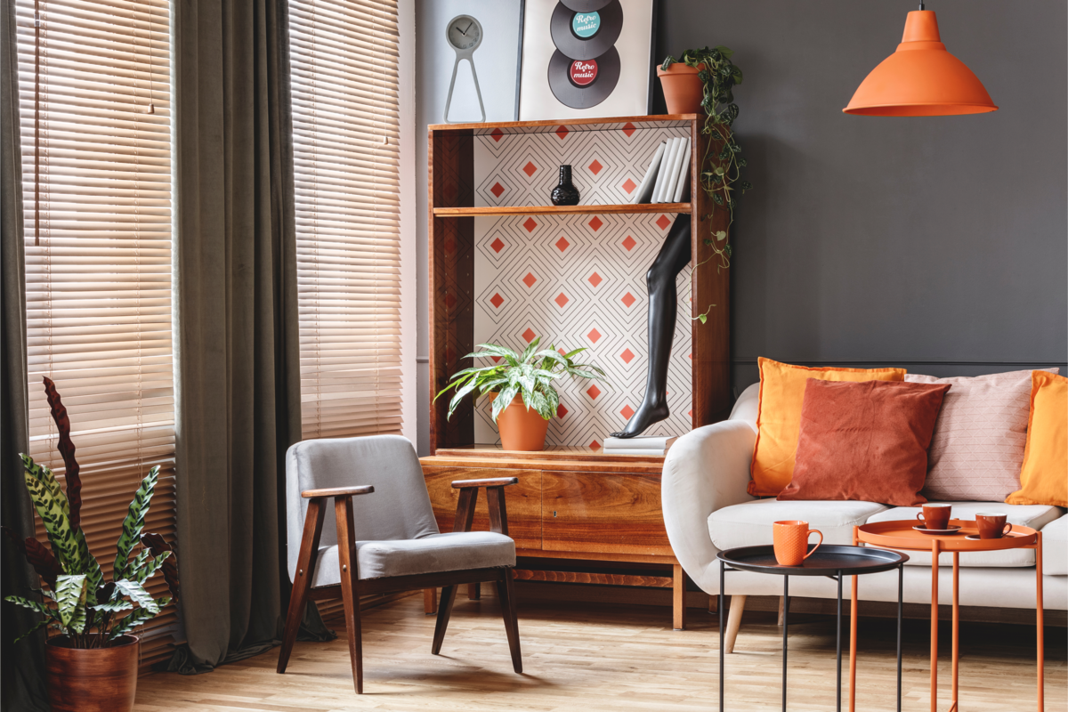 Sala de estar vintage nas cores laranja, marrom e branco.