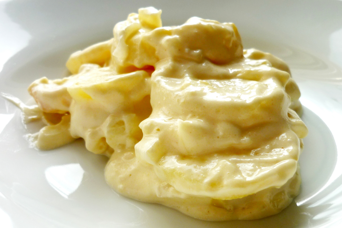 Salada de batata com maionese em um prato branco