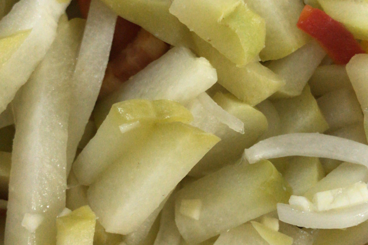 Salada de chuchu bem de perto com outros vegetais 