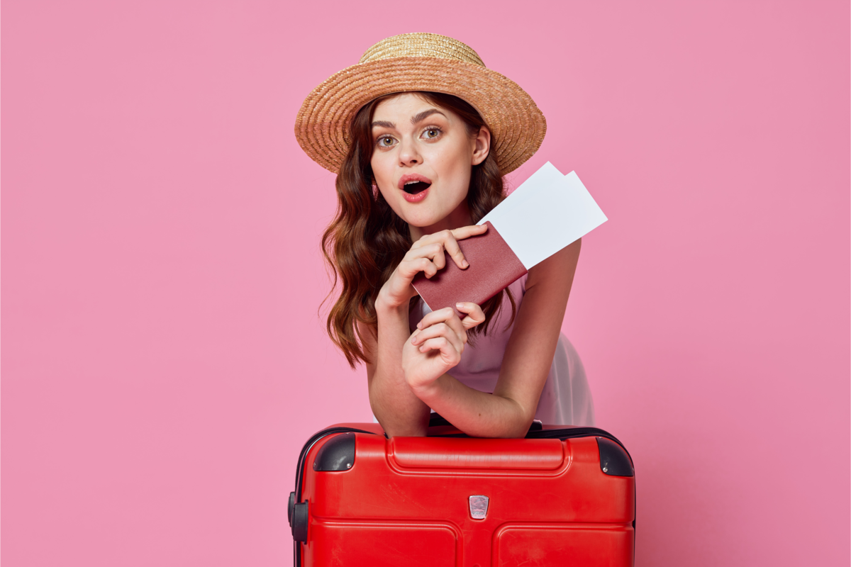 Mulher com bilhetes de avião e bagagem 